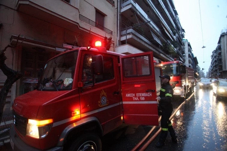 Πυρκαγιά σε πολυκατοικία στο Νέο Φάληρο